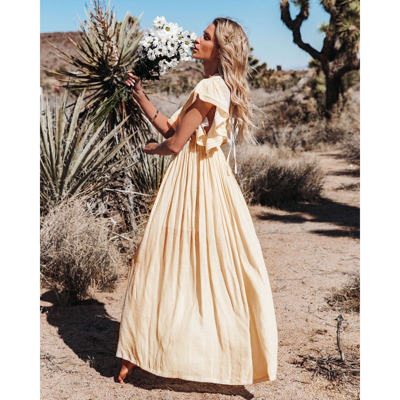 NOUVEAU RICHE Langes Cremefarbenes Boho Kleid Mit Gürtel Tiefer Ausschnitt