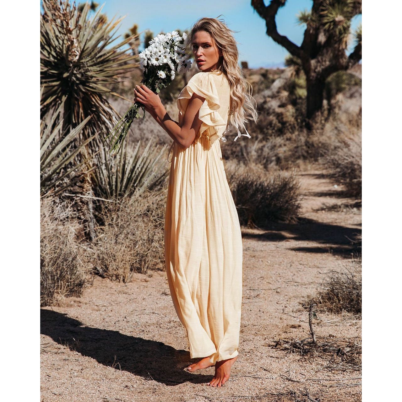 NOUVEAU RICHE Langes Cremefarbenes Boho Kleid Mit Gürtel Tiefer Ausschnitt