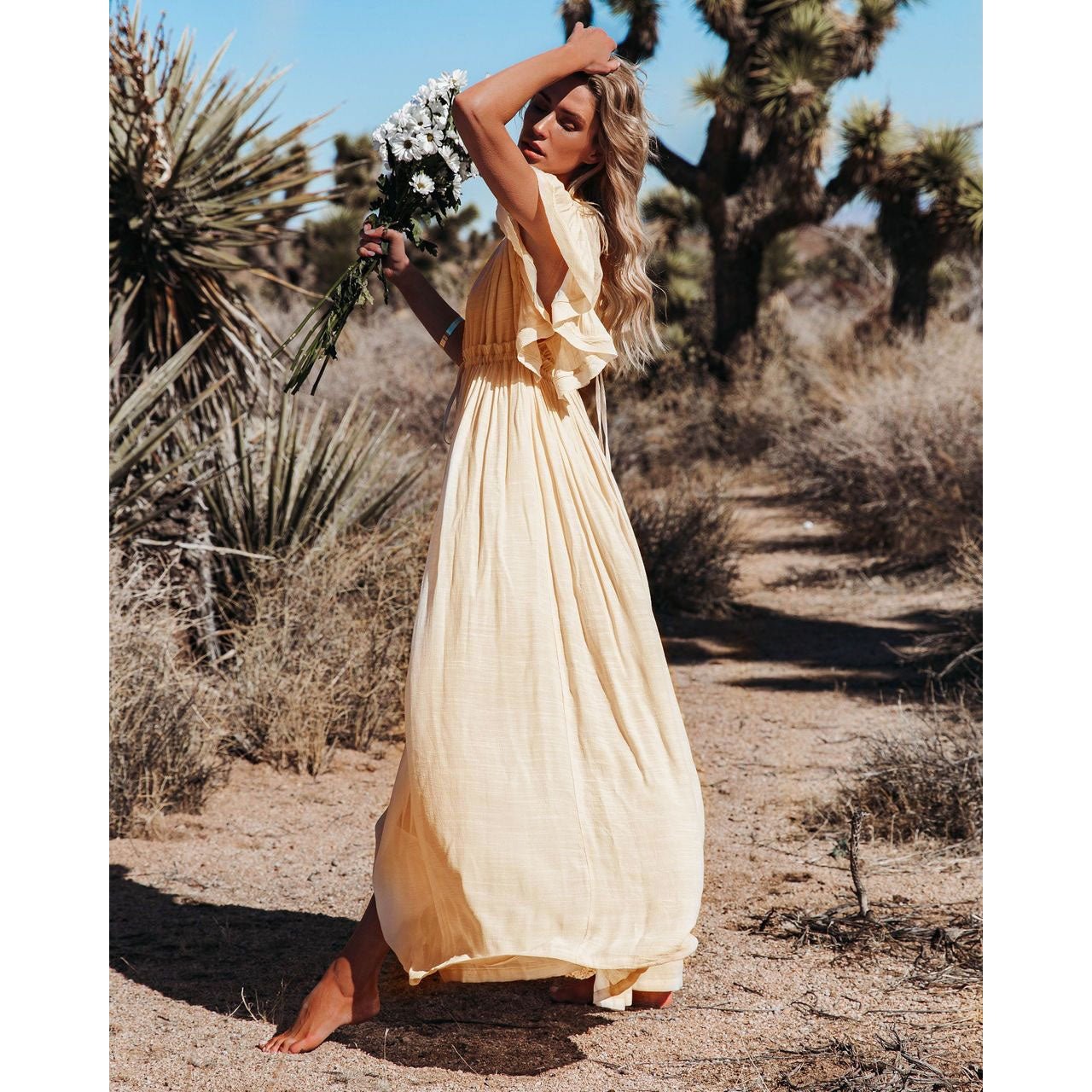 NOUVEAU RICHE Langes Cremefarbenes Boho Kleid Mit Gürtel Tiefer Ausschnitt