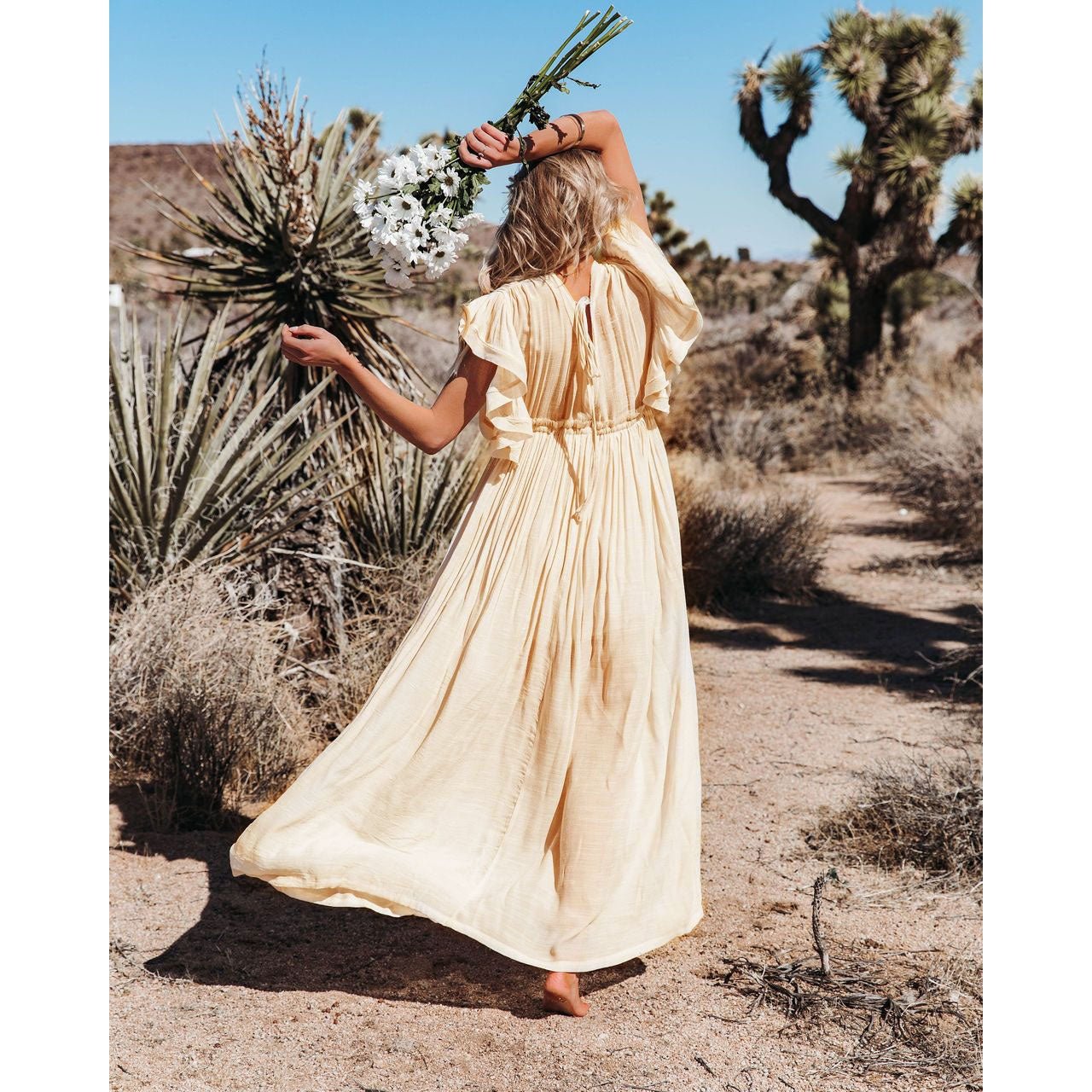 NOUVEAU RICHE Langes Cremefarbenes Boho Kleid Mit Gürtel Tiefer Ausschnitt
