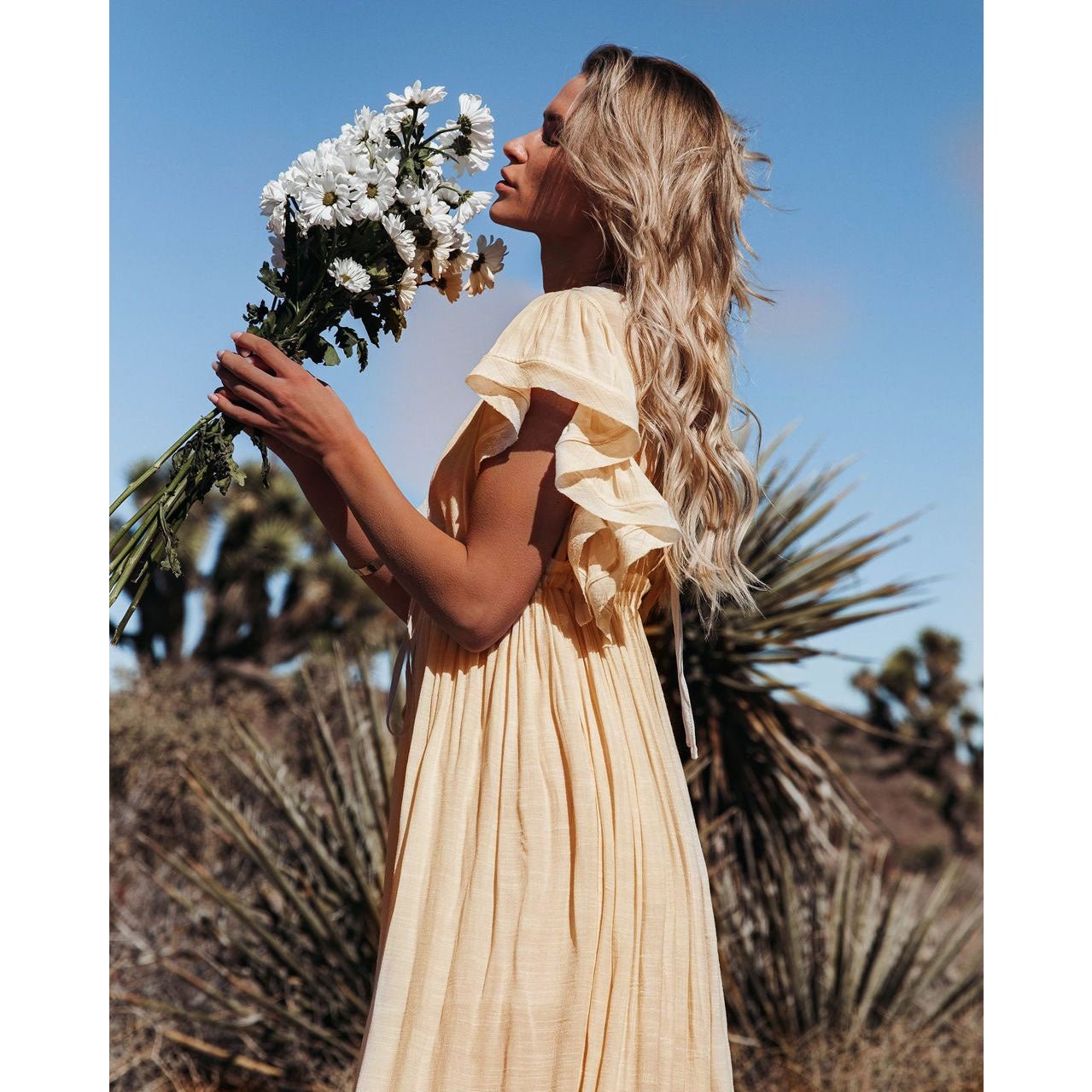 NOUVEAU RICHE Langes Cremefarbenes Boho Kleid Mit Gürtel Tiefer Ausschnitt