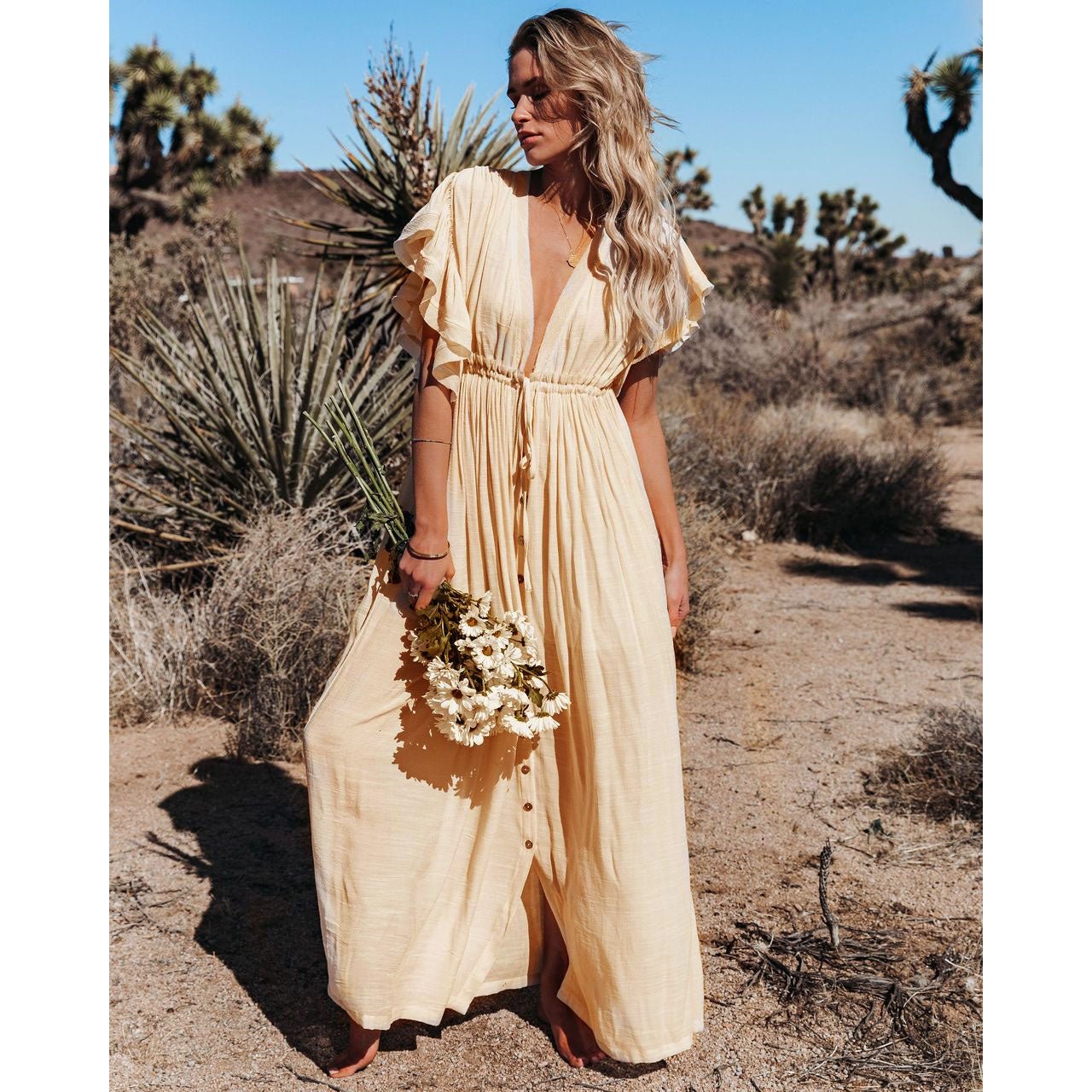 NOUVEAU RICHE Langes Cremefarbenes Boho Kleid Mit Gürtel Tiefer Ausschnitt