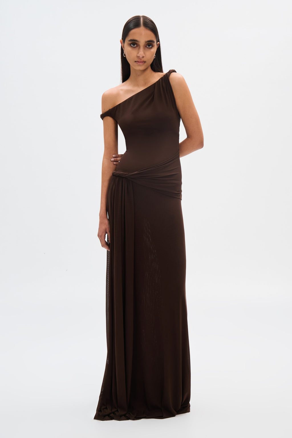 NOUVEAU RICHE Maxikleid Aus Netzstoff In Braun Mit Drapiertem Design Für Elegante Anlässe