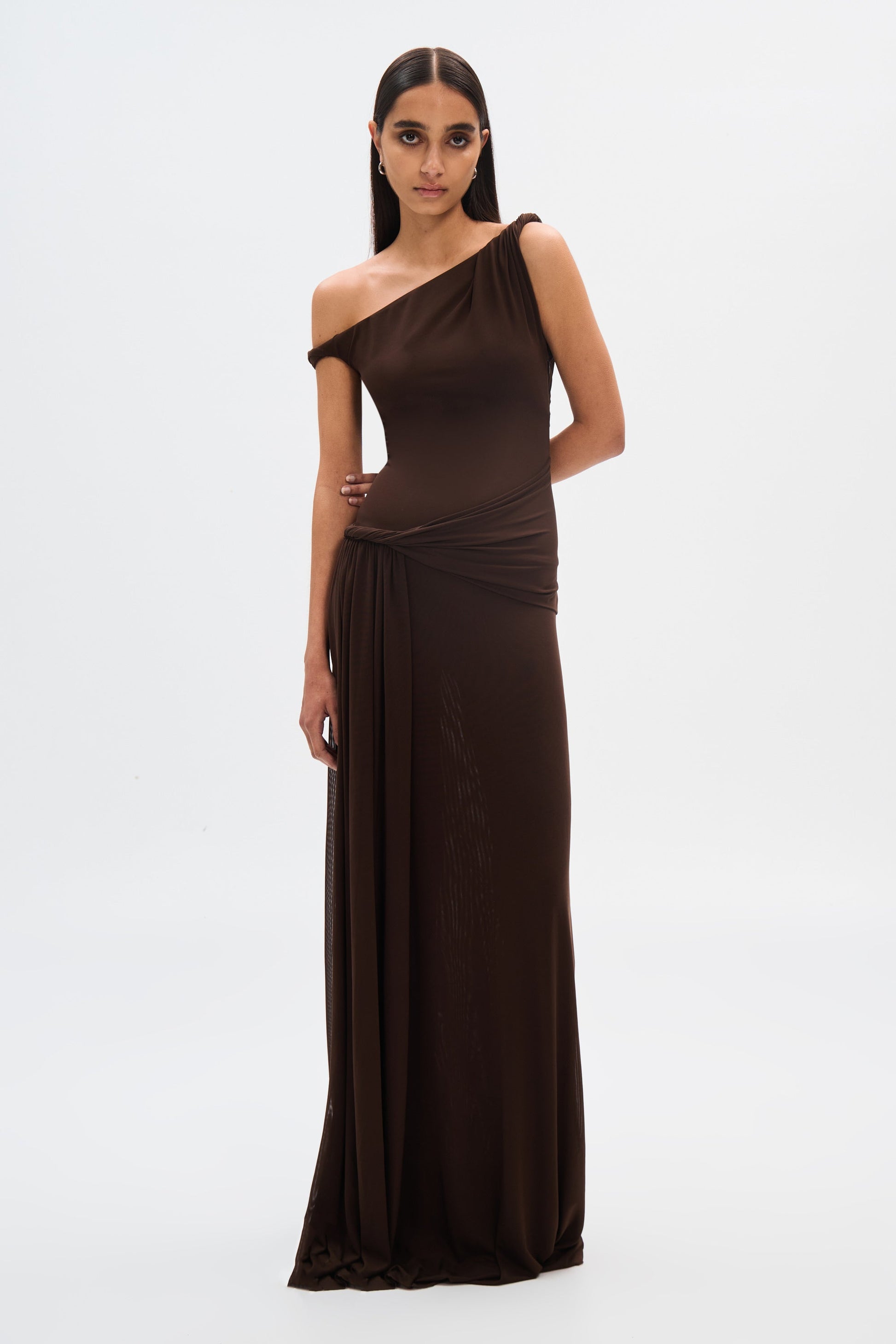 NOUVEAU RICHE Maxikleid Aus Netzstoff In Braun Mit Drapiertem Design Für Elegante Anlässe