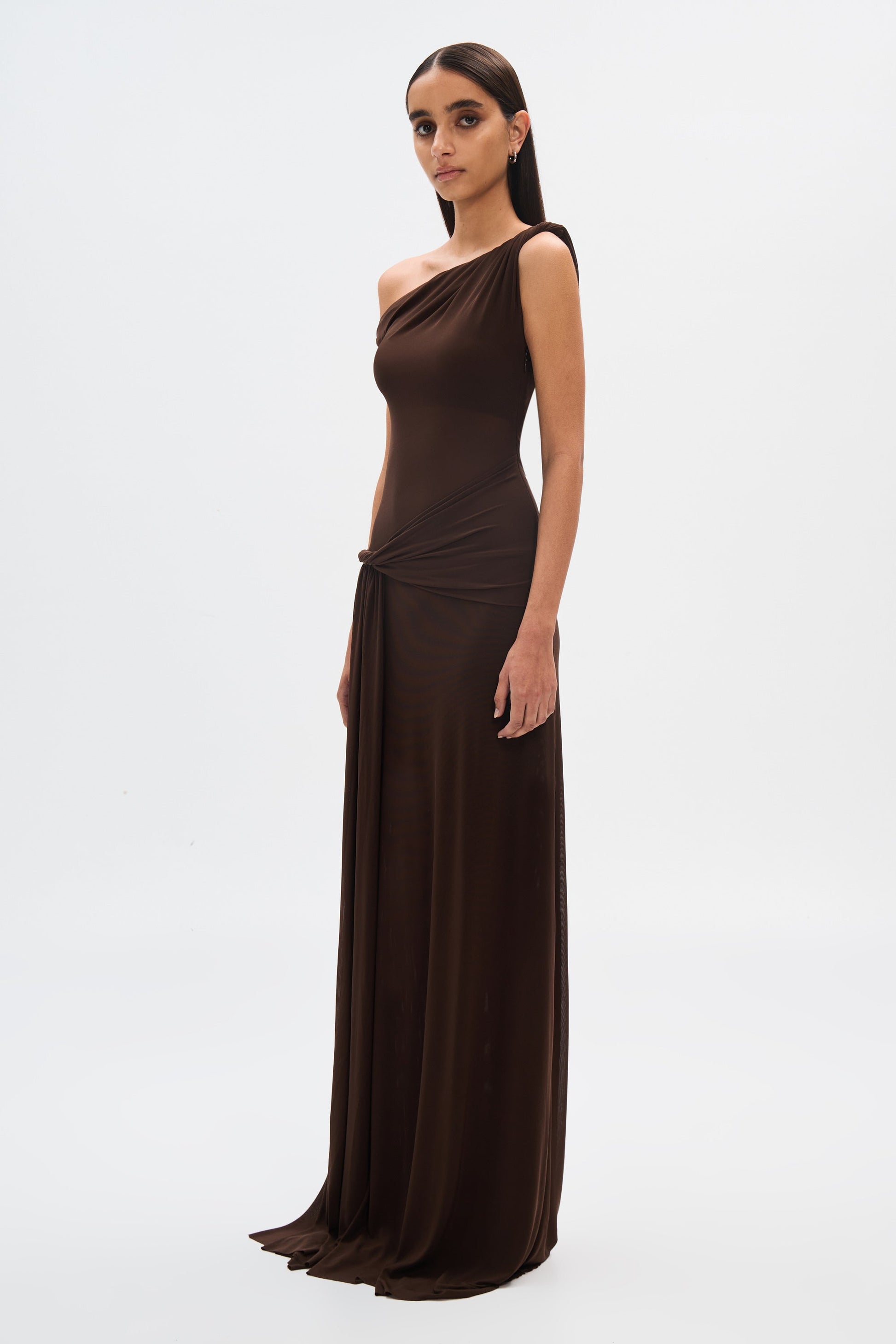 NOUVEAU RICHE Maxikleid Aus Netzstoff In Braun Mit Drapiertem Design Für Elegante Anlässe