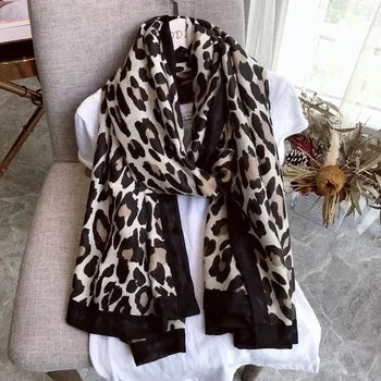 NOUVEAU RICHE Schal Eleganter Leopardenmuster Weiche Textur Schwarze Ränder