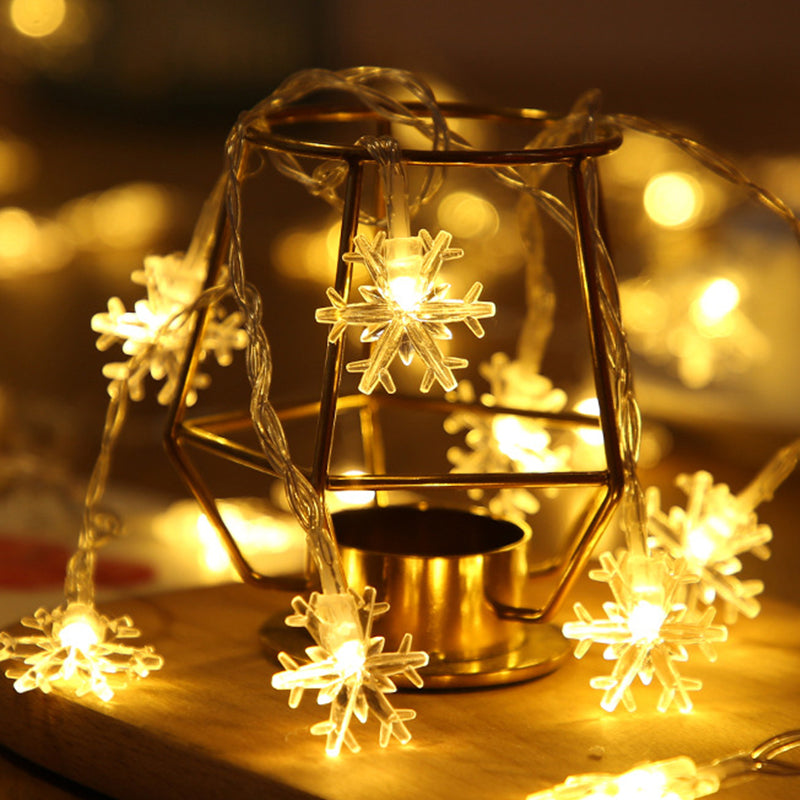 NOUVEAU RICHE Schneeflocken-LED-Lichterkette (6 m) – Weihnachtslichterkette mit 40 Schneeflocken, Batterie, Innen & Aussen – FrostyTwinkle