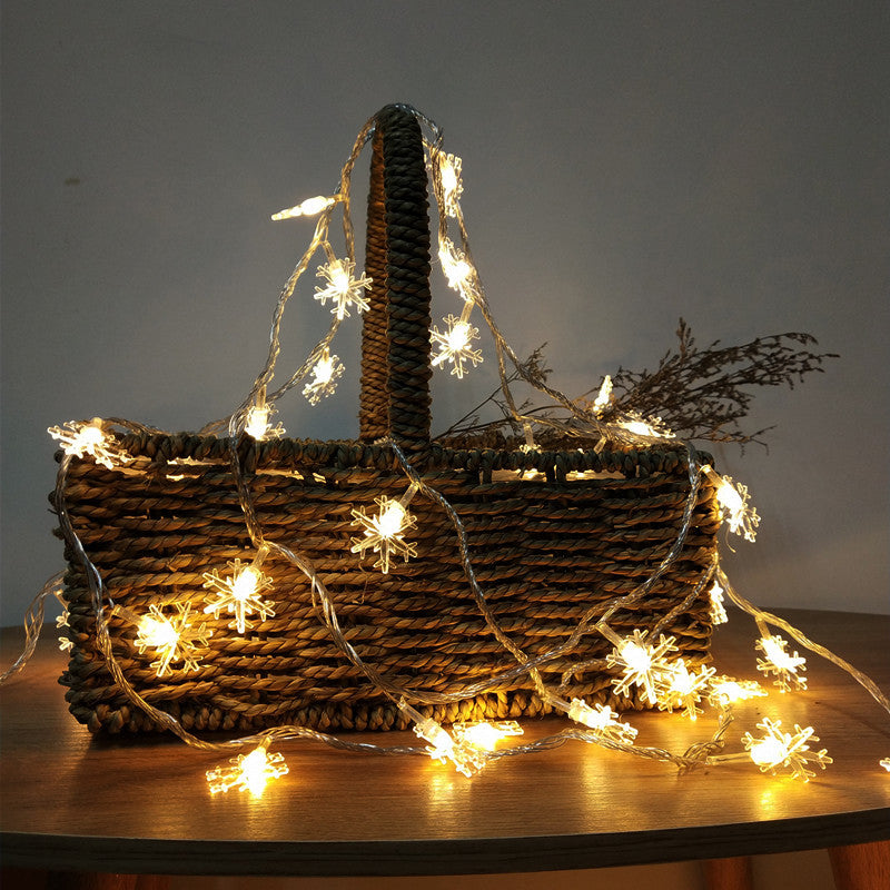 NOUVEAU RICHE Schneeflocken-LED-Lichterkette (6 m) – Weihnachtslichterkette mit 40 Schneeflocken, Batterie, Innen & Aussen – FrostyTwinkle