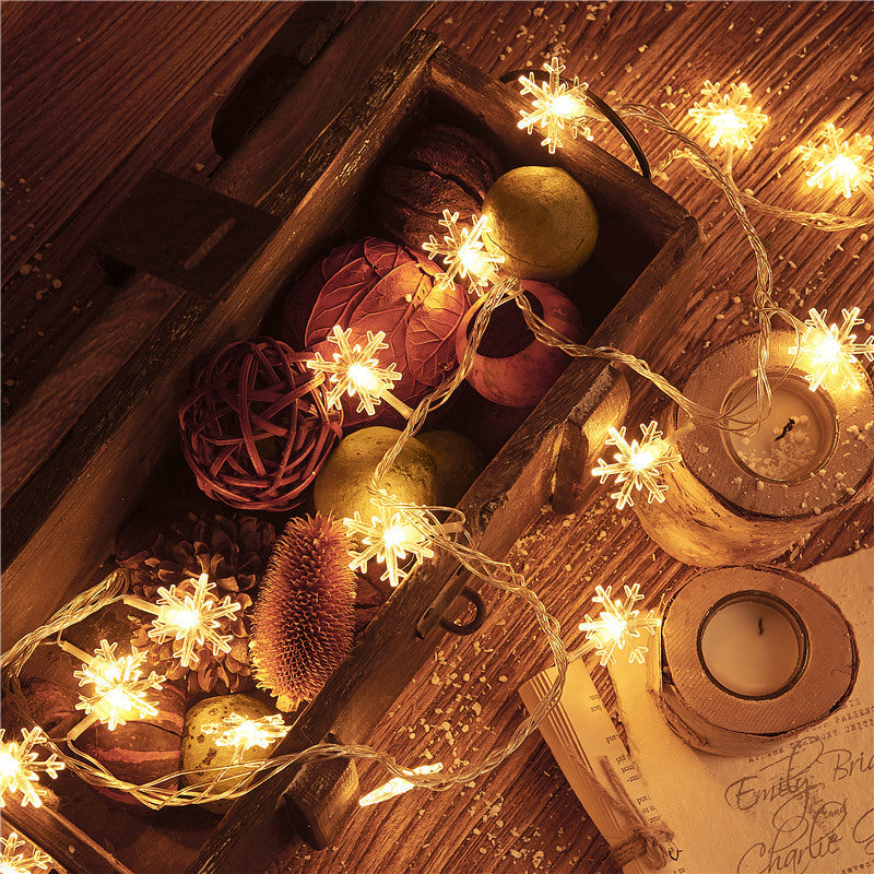 NOUVEAU RICHE Schneeflocken-LED-Lichterkette (6 m) – Weihnachtslichterkette mit 40 Schneeflocken, Batterie, Innen & Aussen – FrostyTwinkle