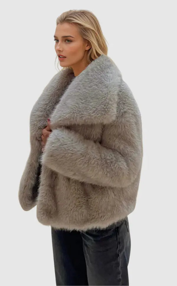 NOUVEAU RICHE Macy | Damen Luxuriöse Kunstfell-Jacke – Stilvoll, Kuschelig und Zeitlos