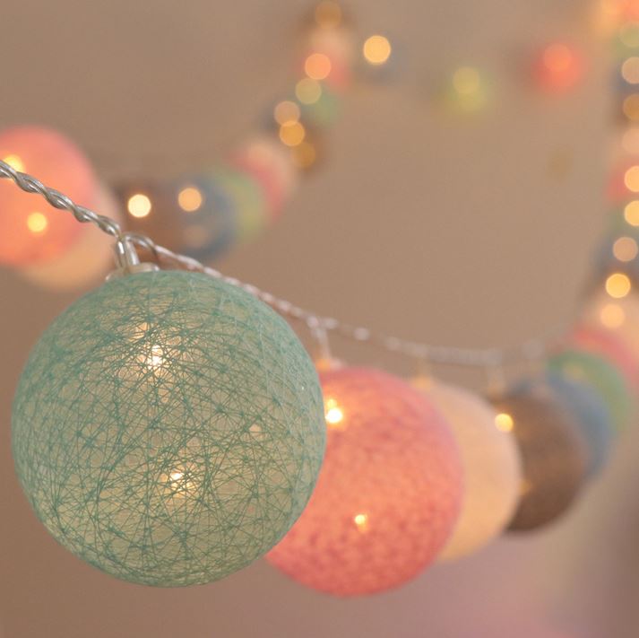 NOUVEAU RICHE Fröhliche Baumwollkugel-Lichterkette – Cotton Ball Lichterkette mit 10 LED Kugeln, USB oder Batterie, 9 Farben – LumiBall