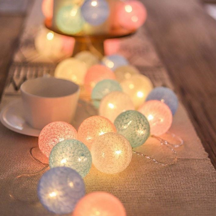 NOUVEAU RICHE Fröhliche Baumwollkugel-Lichterkette – Cotton Ball Lichterkette mit 10 LED Kugeln, USB oder Batterie, 9 Farben – LumiBall