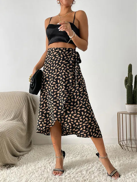 NOUVEAU RICHE Midi Wickelrock für Damen mit Asymmetrischem Saum und Bedrucktem Design in Verstellbarer Passform für Jeden Anlass Schwarz
