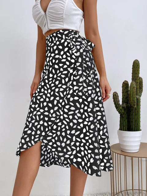 NOUVEAU RICHE Midi Wickelrock für Damen mit Asymmetrischem Saum und Bedrucktem Design in Verstellbarer Passform für Jeden Anlass Schwarz-Weiß