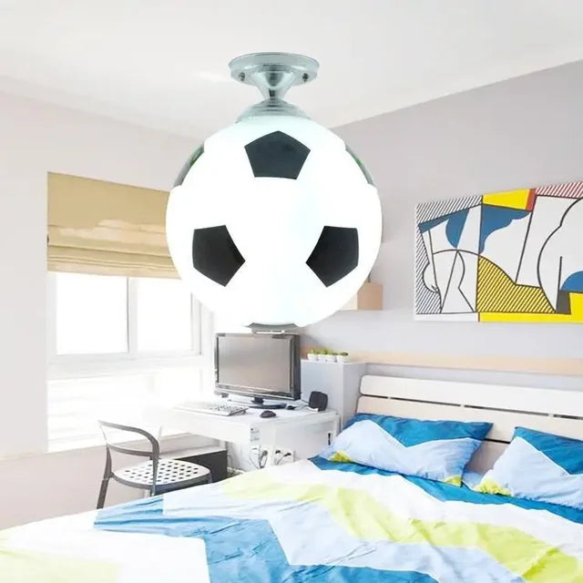 NOUVEAU RICHE Verspielte Fussball-Deckenleuchte – Fussball & Basketball Deckenlampe für Kinderzimmer, dimmbare LED Glaskugel – GoalBright