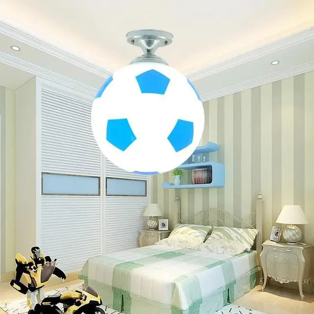 NOUVEAU RICHE Verspielte Fussball-Deckenleuchte – Fussball & Basketball Deckenlampe für Kinderzimmer, dimmbare LED Glaskugel – GoalBright Fussball Blau