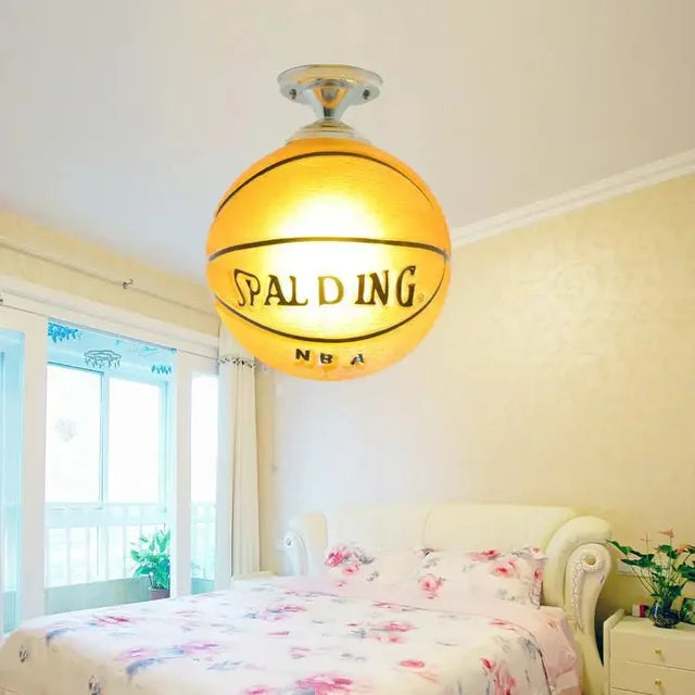 NOUVEAU RICHE Verspielte Fussball-Deckenleuchte – Fussball & Basketball Deckenlampe für Kinderzimmer, dimmbare LED Glaskugel – GoalBright Basketball Gelb