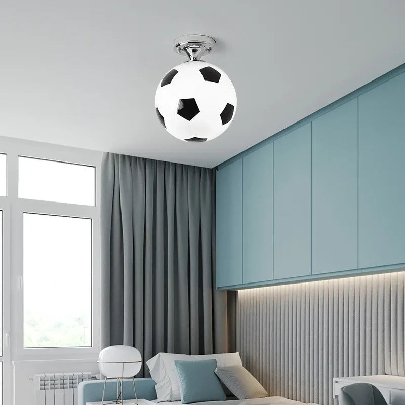 NOUVEAU RICHE Verspielte Fussball-Deckenleuchte – Fussball & Basketball Deckenlampe für Kinderzimmer, dimmbare LED Glaskugel – GoalBright Fussball Schwarz