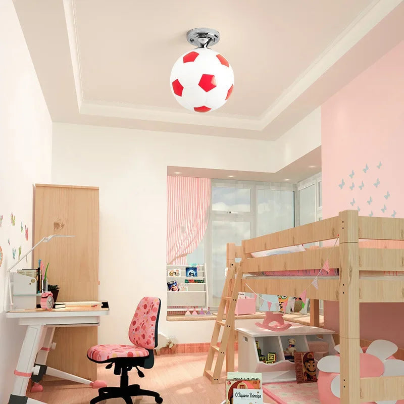 NOUVEAU RICHE Verspielte Fussball-Deckenleuchte – Fussball & Basketball Deckenlampe für Kinderzimmer, dimmbare LED Glaskugel – GoalBright Fussball Rot