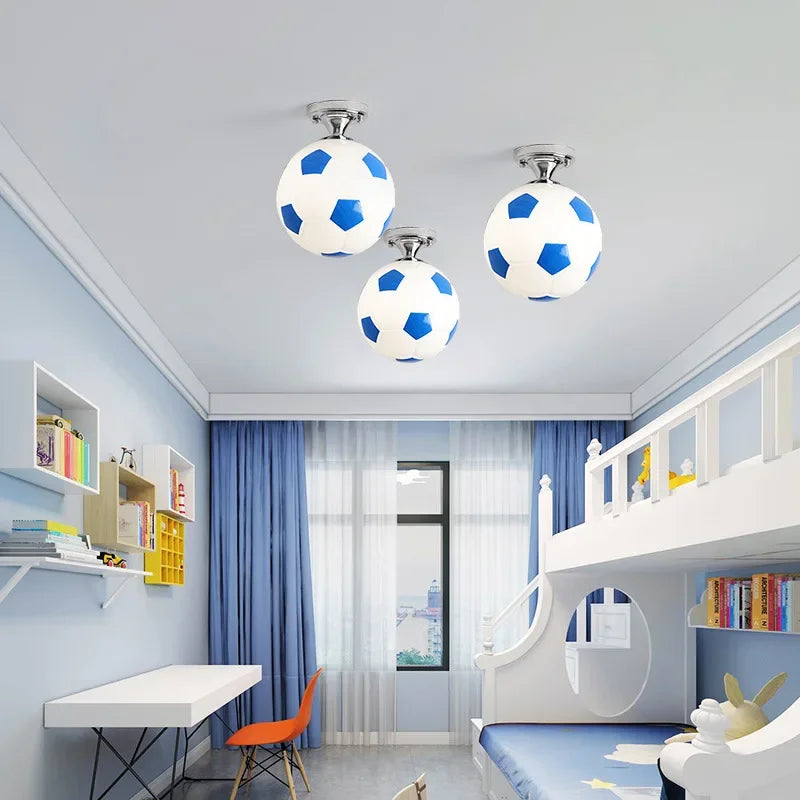 NOUVEAU RICHE Verspielte Fussball-Deckenleuchte – Fussball & Basketball Deckenlampe für Kinderzimmer, dimmbare LED Glaskugel – GoalBright