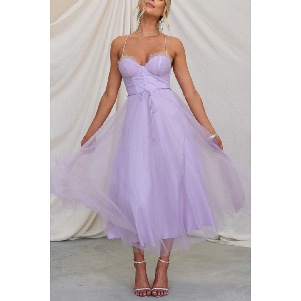 NOUVEAU RICHE Beya | Modernes Damen-Spaghettiträgerkleid in Maxi-Länge – Ätherischer Seiden-Touch, architektonische A-Linie & skandinavische Sommer-Eleganz Lila