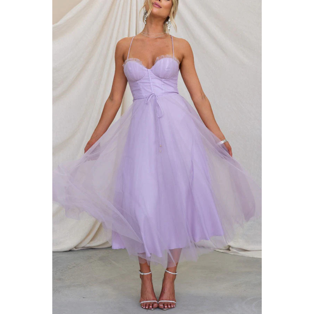 NOUVEAU RICHE Beya | Modernes Damen-Spaghettiträgerkleid in Maxi-Länge – Ätherischer Seiden-Touch, architektonische A-Linie & skandinavische Sommer-Eleganz Lila
