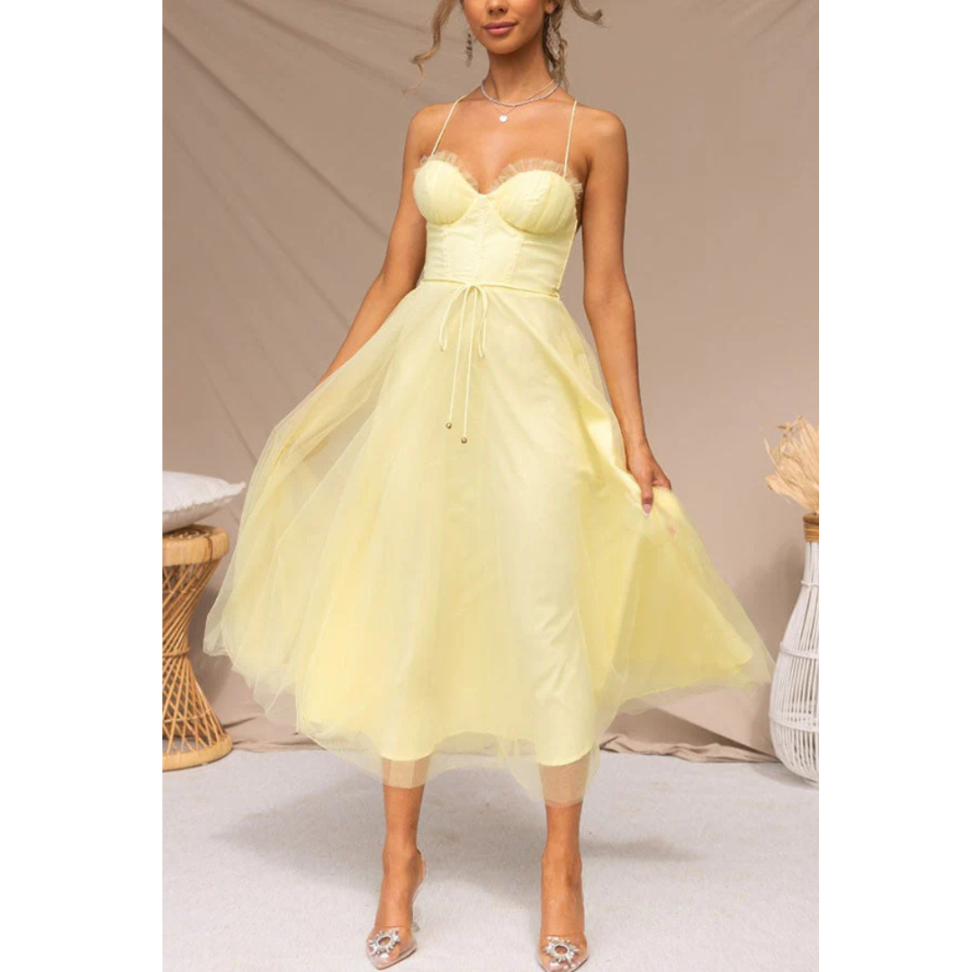 NOUVEAU RICHE Beya | Modernes Damen-Spaghettiträgerkleid in Maxi-Länge – Ätherischer Seiden-Touch, architektonische A-Linie & skandinavische Sommer-Eleganz Gelb