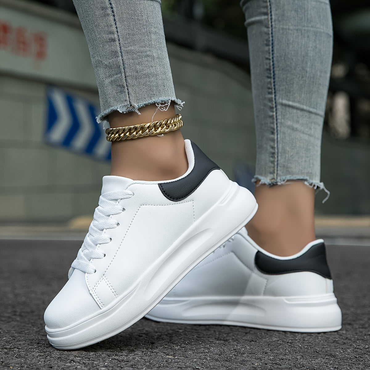 NOUVEAU RICHE Damen Sneaker Aus Weißem Kunstleder Alltagskomfort Leicht Weiß und Schwarz 8