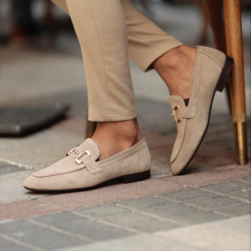 NOUVEAU RICHE Herren Wildleder Slipper Pferdebit Detail Mandelförmig