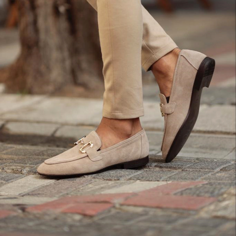 NOUVEAU RICHE Herren Wildleder Slipper Pferdebit Detail Mandelförmig Beige