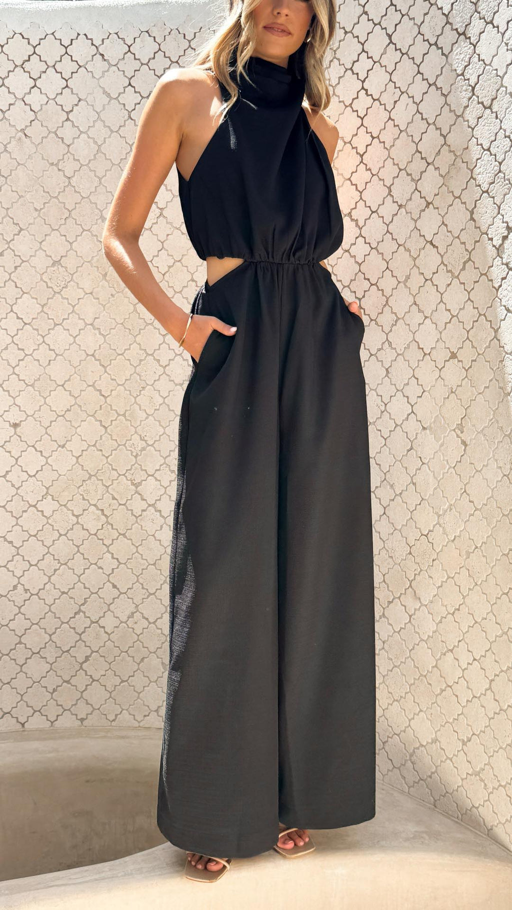 NOUVEAU RICHE Rosa Halter Cutout Jumpsuit Mit Weitbeiniger Silhouette