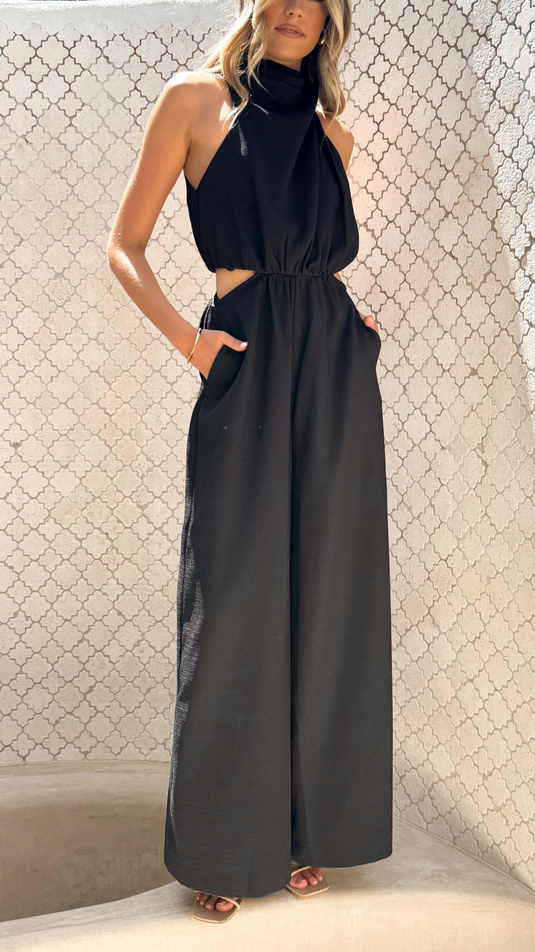 NOUVEAU RICHE Rosa Halter Cutout Jumpsuit Mit Weitbeiniger Silhouette