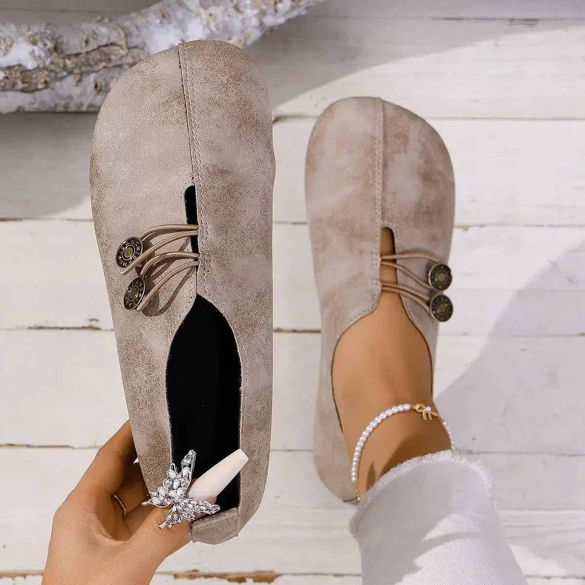 NOUVEAU RICHE Loafer Damen Wildleder Handgefertigt Bequeme Passform Hellbraun