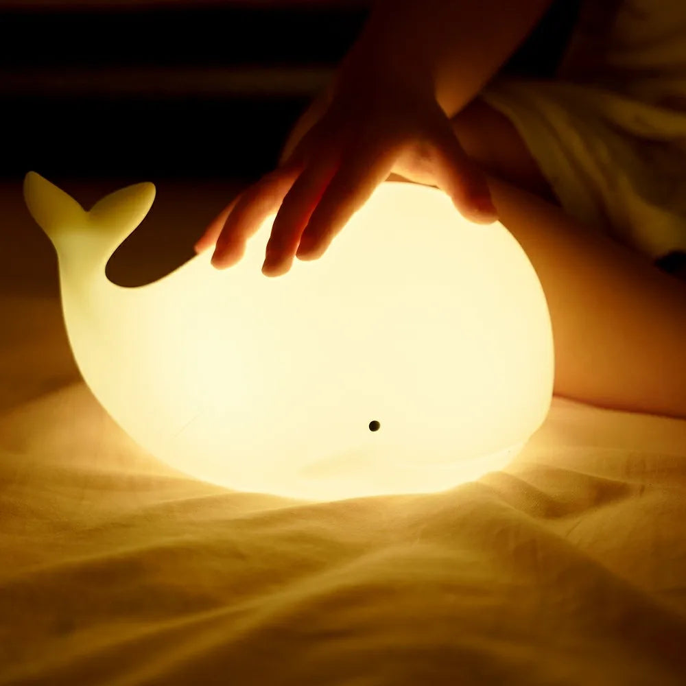 Luce notturna a forma di balena – Magica luce notturna LED per bambini in silicone, cambio colore e timer, luce soffusa – Luma