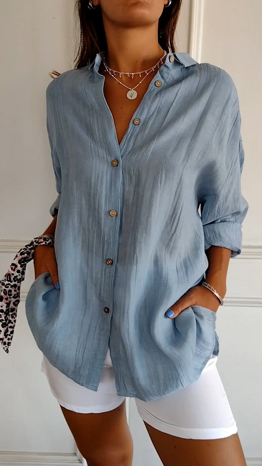 NOUVEAU RICHE Pamelo | Damen-Sommerbluse mit Langarm-Schnitt – Luftige Leinen-Seiden-Fusion, architektonischer Faltenwurf & skandinavische Küsten-Eleganz Blau