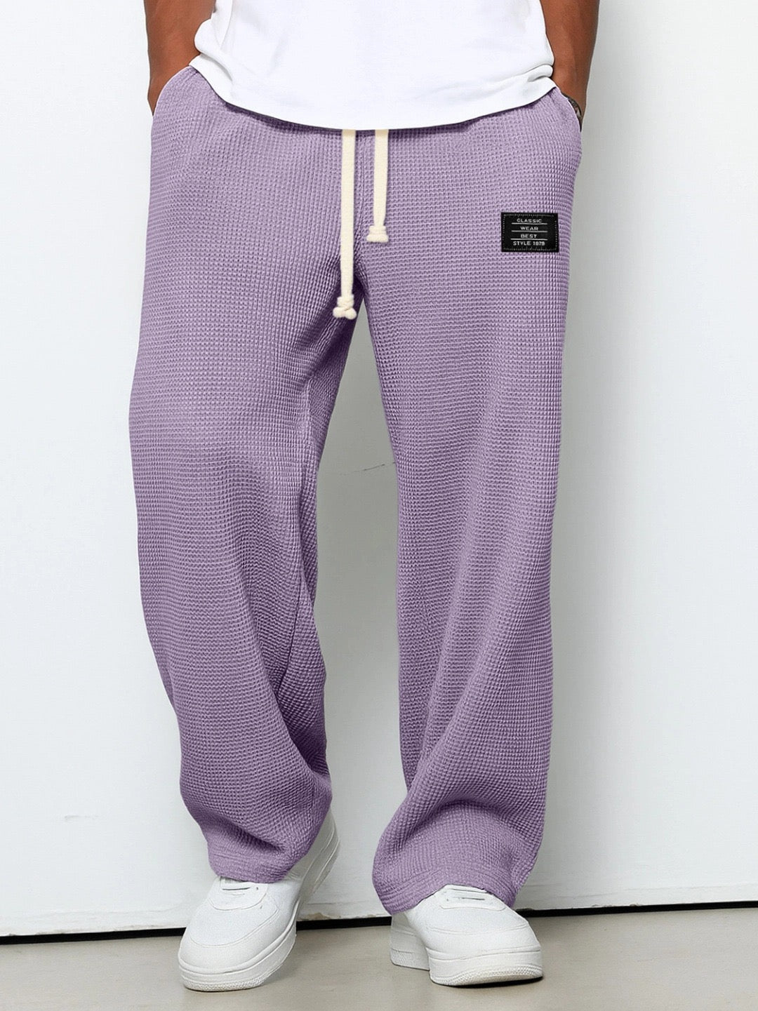 NOUVEAU RICHE Herrenhose Loose-Fit – Verstellbarer Bund & Bequeme Passform Lila