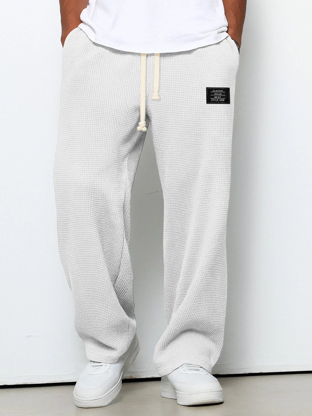 NOUVEAU RICHE Herrenhose Loose-Fit – Verstellbarer Bund & Bequeme Passform Weiß