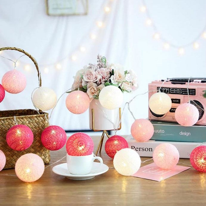 NOUVEAU RICHE Fröhliche Baumwollkugel-Lichterkette – Cotton Ball Lichterkette mit 10 LED Kugeln, USB oder Batterie, 9 Farben – LumiBall