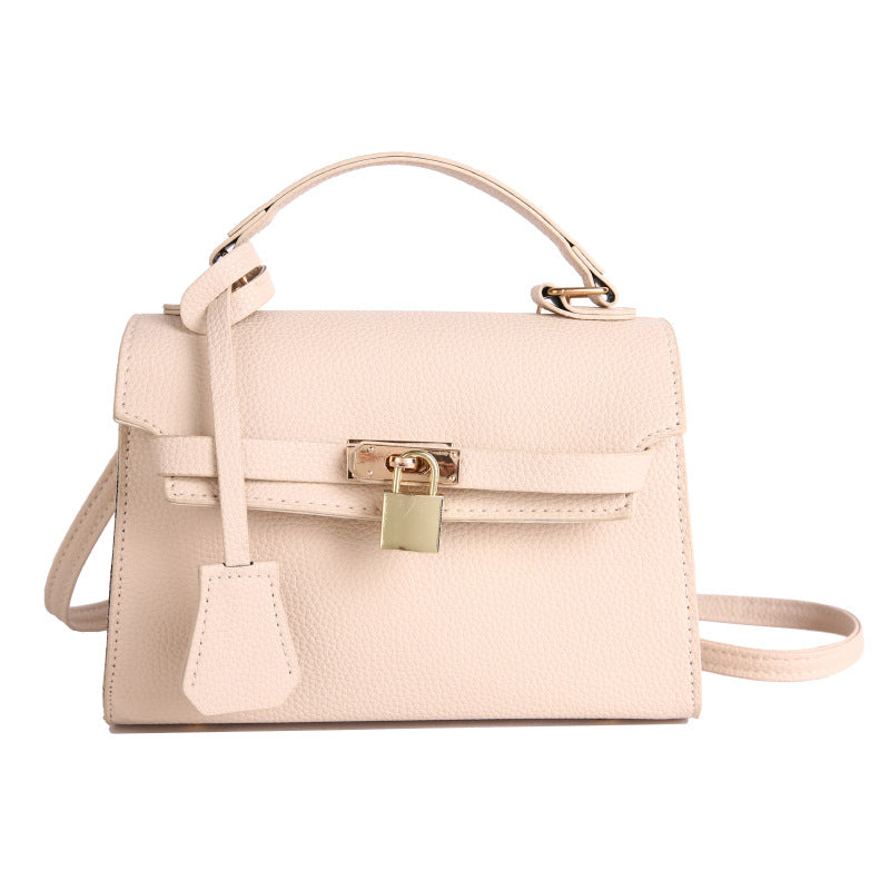 Stilvolle Handtasche Aus Hochwertigem Veganem Leder Mit Weichem Innenfutter Und Goldfarbenen Metallteilen