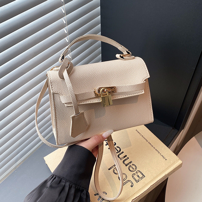 Stilvolle Handtasche Aus Hochwertigem Veganem Leder Mit Weichem Innenfutter Und Goldfarbenen Metallteilen