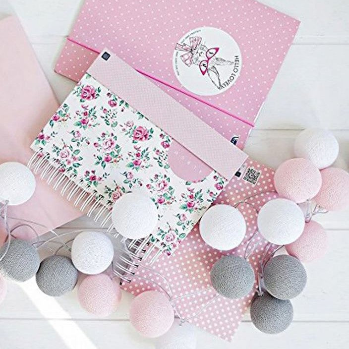 NOUVEAU RICHE Fröhliche Baumwollkugel-Lichterkette – Cotton Ball Lichterkette mit 10 LED Kugeln, USB oder Batterie, 9 Farben – LumiBall Pink & Grau 1.5 meters 10 lights