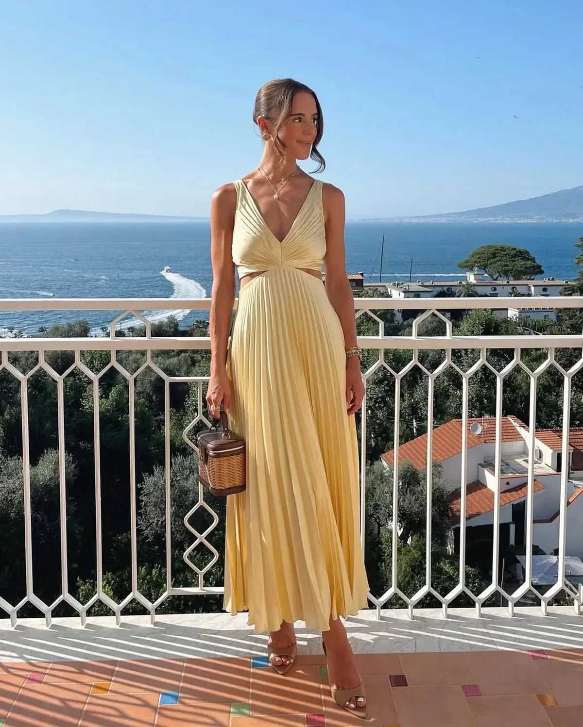 NOUVEAU RICHE Plissiertes Maxikleid mit V-Ausschnitt und Cut-Out-Taille Gelb