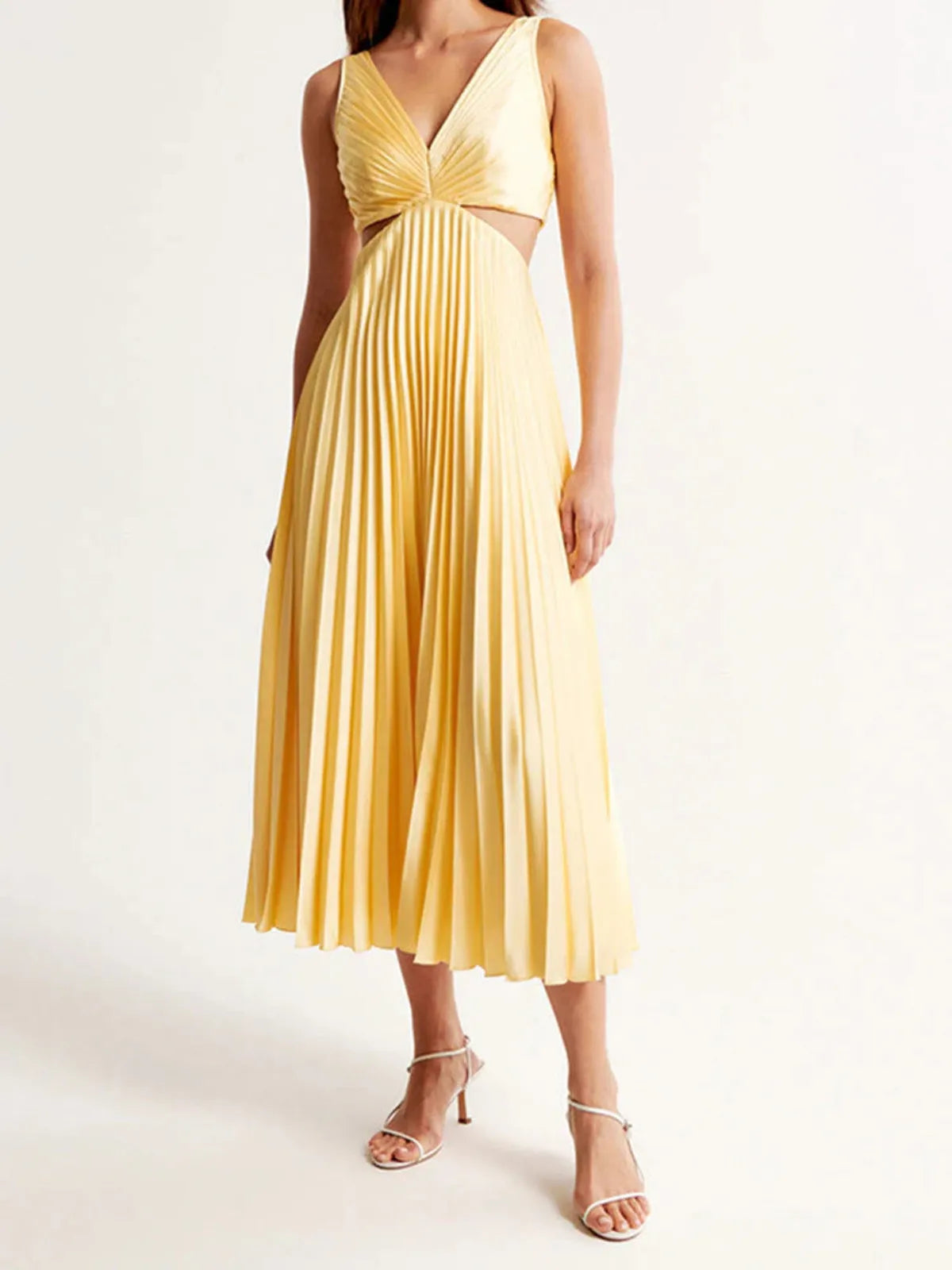 NOUVEAU RICHE Plissiertes Maxikleid mit V-Ausschnitt und Cut-Out-Taille