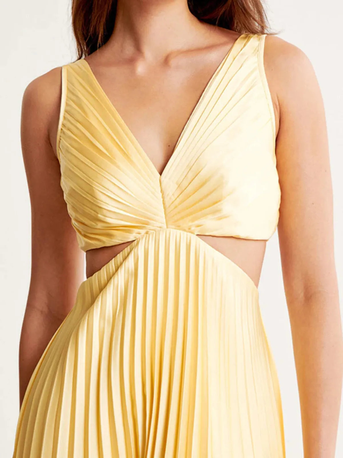 NOUVEAU RICHE Plissiertes Maxikleid mit V-Ausschnitt und Cut-Out-Taille