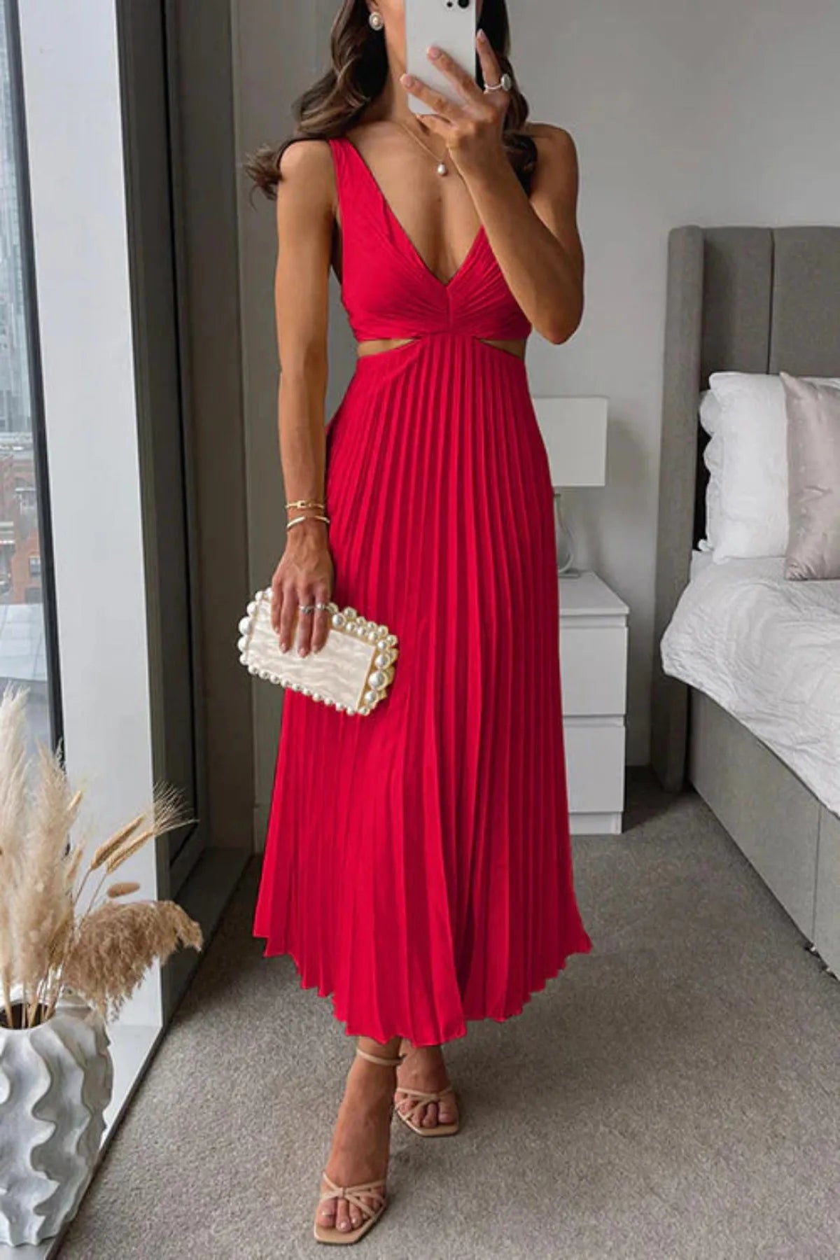 NOUVEAU RICHE Plissiertes Maxikleid mit V-Ausschnitt und Cut-Out-Taille Rot