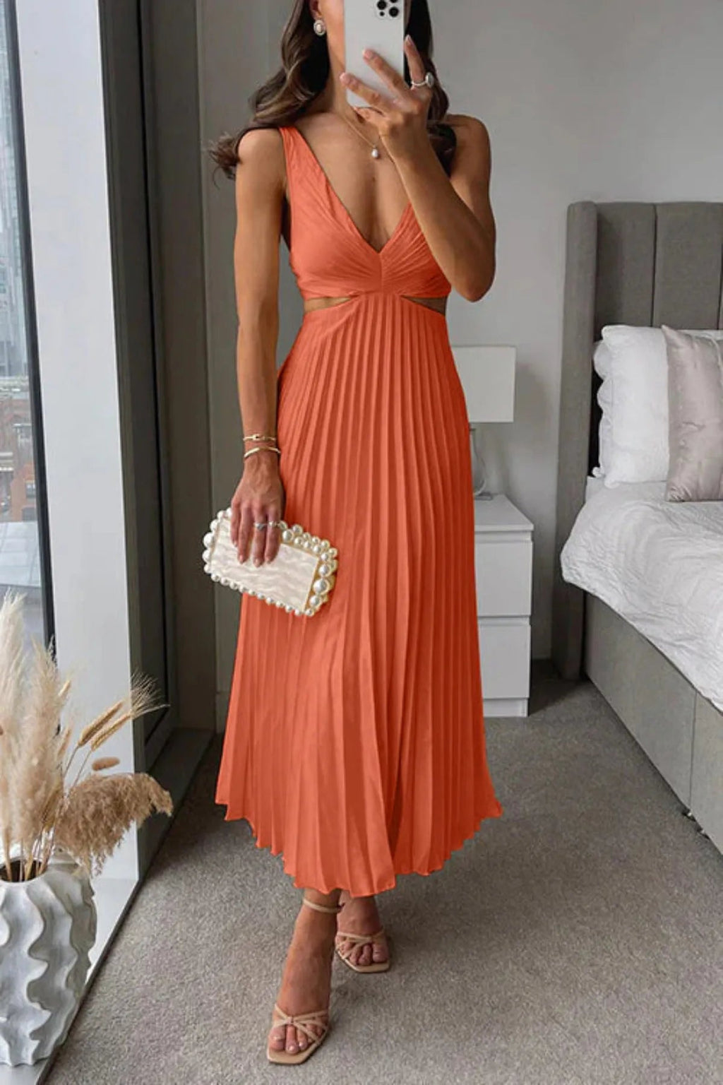 NOUVEAU RICHE Plissiertes Maxikleid mit V-Ausschnitt und Cut-Out-Taille Orange