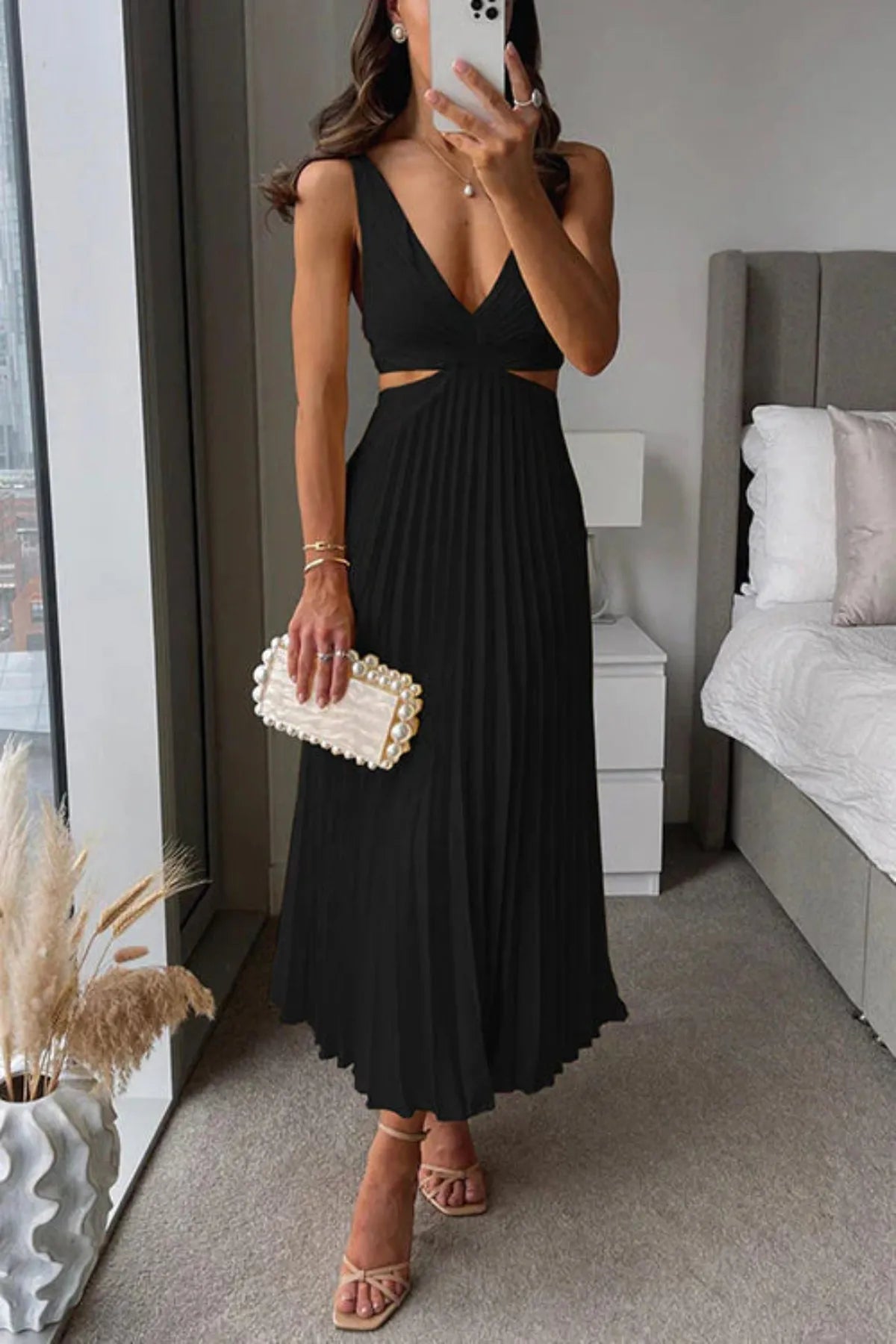 NOUVEAU RICHE Plissiertes Maxikleid mit V-Ausschnitt und Cut-Out-Taille Schwarz