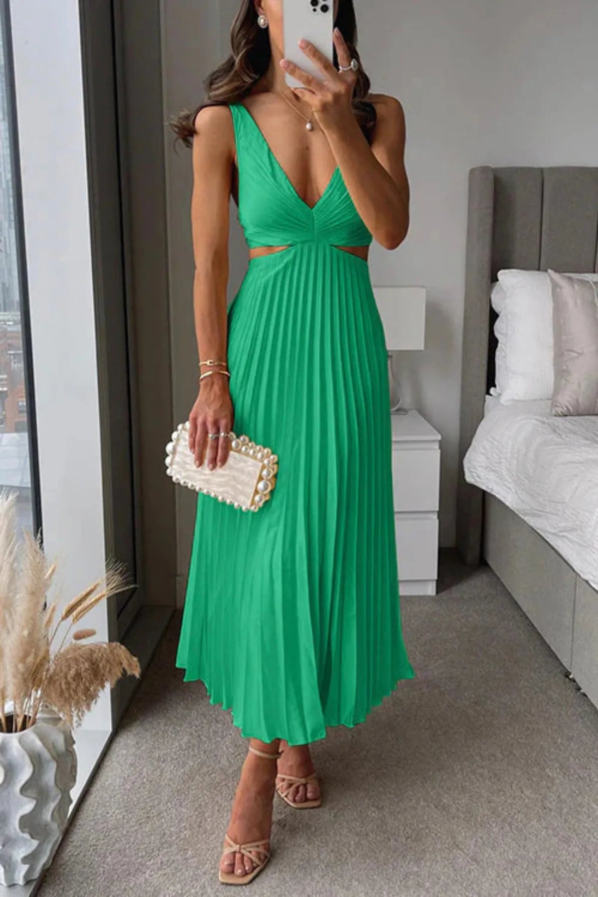 NOUVEAU RICHE Plissiertes Maxikleid mit V-Ausschnitt und Cut-Out-Taille Grün