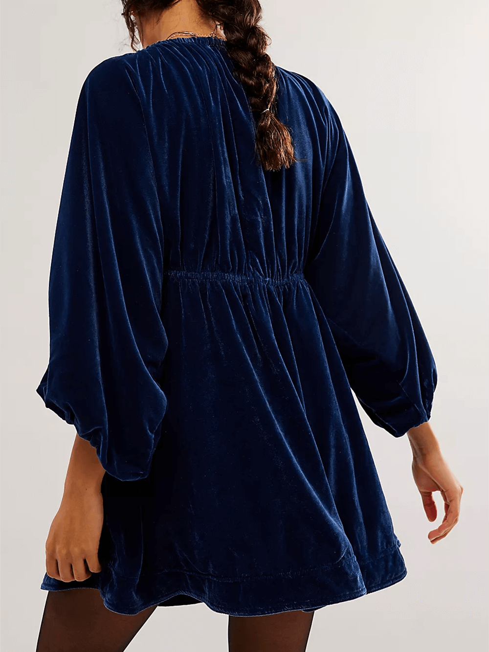 NOUVEAU RICHE Elegantes Samt Minikleid für Frauen Ideal für Besondere Anlässe Luxuriöse Silhouette Stilvolles Design