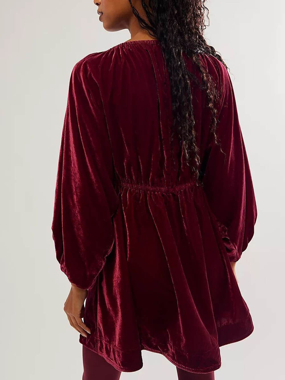 NOUVEAU RICHE Elegantes Samt Minikleid für Frauen Ideal für Besondere Anlässe Luxuriöse Silhouette Stilvolles Design